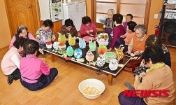 괴산 할머니들 종이공예로 유기농엑스포 성공 기원