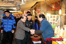 아현시장 방문한 마포구청장