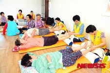 노인 발마사지 봉사하는 찾아가는 이동봉사단