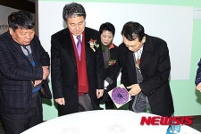 사발통문 판화를 찍어보는 김생기 정읍시장