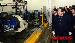 동희산업 시설 둘러보는 김무성
