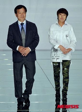 인사하는 김시영 대표와 김은숙 디자이너