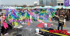 비눗방울 공연 관람하는 시민들