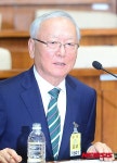 의원들 질의에 답하는 이병호