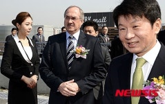 풋살 경기장 오픈행사에 참석한 슈틸리케 감독