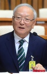 청문회 답하는 이병호 후보자