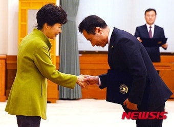 박민권 문화체육관광부 1차관에게 임명장 수여하는 박 대통령