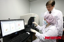 GMP 시설 둘러보는 최양희 장관