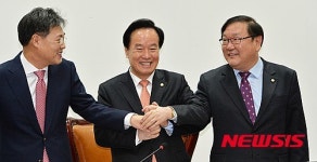 손 잡은 정치개혁특위 이병섭 위원장, 정문헌, 김태년 간사