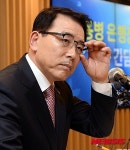 안경 고쳐쓰는 조용병 신한은행장