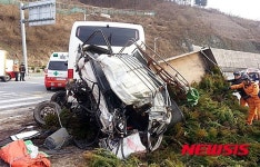 일그러진 사고 트럭