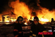 원주 공장 큰 불…진화 중인 소방대원들