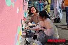 벽화 꾸미는 학생들