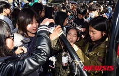 태양광 반딧불 매다는 학생들