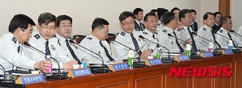 대화 나누는 경찰 지휘부