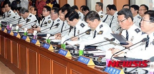 회의 시작 기다리는 경찰 지휘부