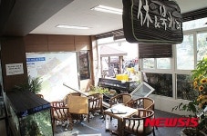 1t 트럭, 동주민센터 북카페 들이받아 아찔