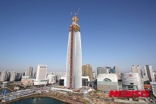 롯데월드타워, 국내 첫 100층 돌파…안전기원식 가져