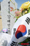 천안함 46용사 앞에 펄럭이는 태극기
