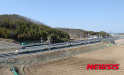 서울 향하는 KTX 포항 직결선 열차