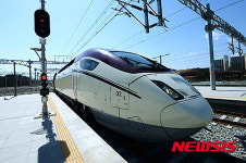 포항역사로 진입하는 KTX 신형 열차