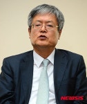 인터뷰하는 김해용 주뉴질랜드대사