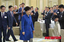 100대 우수기업 오찬 참석하는 박 대통령