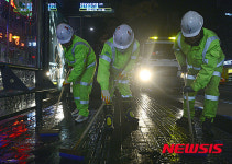 중앙차로 버스정류장 청소