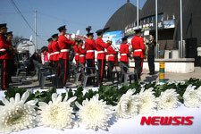 춘천, 천안함 46용사 앞에 놓인 헌화