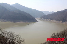 붉은 속살 드러낸 소양호