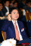 중국 전자상거래 진출 관련 발표 경청하는 류창둥 회장