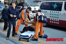 인질극 부상 입은 시민 구조하는 구급대원
