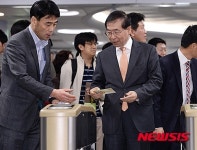 9호선 종합운동장역 개찰구 통과하는 박원순 시장