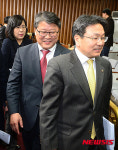 회의실 나오는 조원진-강기정