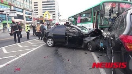 서울 등촌동서 버스-승용차 4대 간 5중 추돌사고