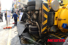 현대백화점 신촌점 앞 도로 지반 침하로 차량 전도