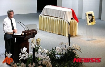 아버지 추도하는 리셴룽 싱가포르 총리