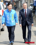 율곡경로당 향하는 문재인 대표-정태호 예비후보