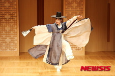 사나이 전통 춤사위·이국적 반주 판소리, 국립국악원 풍류사랑방