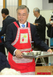 노인회관 배식봉사하는 문재인 대표