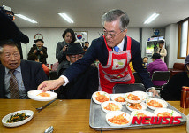 문재인, 검단노인회관 배식봉사