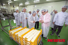 쌀 가공식품업체 시설 둘러보는 농림부 장관
