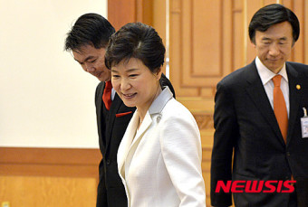 주한대사 신임장 제정식 참석한 박 대통령과 윤 외교장관