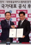 기념촬영하는 최상규-강신성