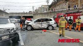 속초 고가도로 인근서 3중충돌…4명 중·경상