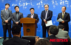 기자 질문 경청하는 원주권 도의원들