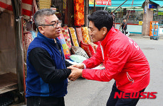 신림동 도깨비시장 주민과 대화 나누는 오신환 후보