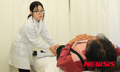 강원랜드복지재단, 정선서 한방캠프 진행