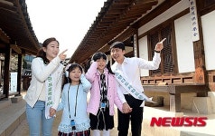 시각장애인도 남산골 한옥마을을 즐긴다.
