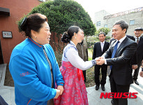 김승수 전주시장, 진북동 주민과 인사 중